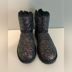 Ugg short bow back boots